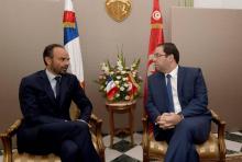 Le Premier ministre tunisien Youssef Chahed (d) et son homologue français Edouard Philippe, le 5 oct