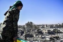 Une combattante des Forces démocratiques syriennes face aux destructions à Raqa après après l'évicti