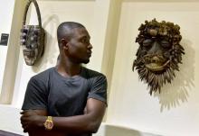 Un visiteur contemple un masque africain au musée des civilisations à Abidjan, le 29 septembre 2017,