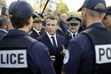 Emmanuel Macron discute avec des policiers le 28 septembre 2017 à Lyon