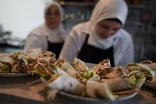 Fatima et sa fille Rana, réfugiées syriennes, préparent des plats pour l'ouverture de leur restauran