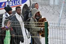 Des migrants mineurs évacués du campement illégal appelé "la jungle" à Calais, démantelée, s'apprête