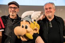 Le dessinateur Didier Conrad (g) et le scénariste Jean-Yves Ferri posent devant l'effigie d'Asterix,