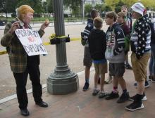 Un activiste anti-Trump s'adresse à des lycéens non loin de la Maison Blanche à Washington, le 12 oc