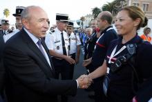 Le ministre de l'Intérieur Gérard Collomb (g) serre la main de pompiers lors d'une visite au 124e co
