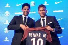 Neymar Jr, le joueur le plus cher de l'histoire, avec Nasser Al-Khelaïfi lors de sa présentation au 