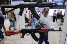 les Américains ont une relation aux armes à feu aussi ancienne que le pays et sans doute aussi compl