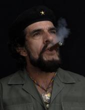 Uniforme vert olive, béret noir étoilé, barbe et cheveux légèrement ondulés: à Caracas, le Che vénéz