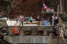 Un groupe de personnes sur ce qu'il reste d'un pont près du hameau Rio Abajo à Porto Rico le 17 octo