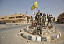Les forces irakiennes et des membres des unités paramilitaires du Hachd al-Chaabi avancent vers Hawi