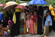 Des réfugiés rohingyas attendent une distribution d'aide alimentaire, au camp de Balukhali, le 25 oc