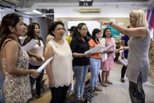 Chaque dimanche, des domestiques philippines se réunissent à Hong Kong pour chanter des airs qui leu