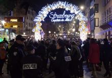 Des policiers montent la garde à l'entrée du Marché de Noël de Strasbourg le 25 novembre 2016