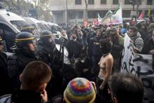 Des manifestants à Paris pour une "marche sur l'Elysée" contre "la politique anti-sociale" d'Emmanue