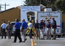 Des policiers et agents du FBI devant la First Baptist Church de Sutherland Springs, après une fusil