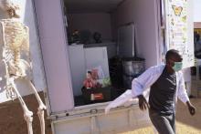 Un laborantin sort d'un laboratoire scientifique mobile installé dans un camion, le 3 novembre 2017 