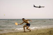 Un vacancier sur une plage de Larnaca à Chypre le 14 mai 2016. L'île a déjà enregistré des arrivées 