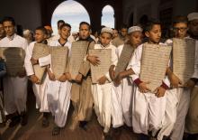 Des enfants marocains en tête d'un cortège à Salé lors des prières pour la pluie, le 24 novembre 201
