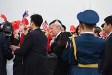 Le président américain Donald Trump et son épouse Melania à leur arrivée à l'aérport de Pékin, le 8 