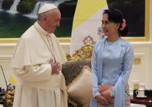 Le pape François (g) et la dirigeante birmane Aung San Suu Kyi (d), le 28 novembre 2017 à Naypyidaw 