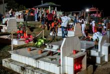 Des Guyanais se rassemblent au cimetière de Cayenne, pour célébrer la Toussaint, le 1er novembre 201