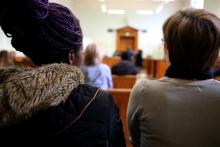Des femmes attendent le début d'une audience au tribunal de Reims, le 25 novembre 2016, lors de la j