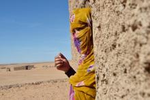 Une réfugiée sahraouie, Selembouha Dadi, se tient devant sa maison, dans le camp de Boujdour, près d