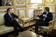 Le président Emmanuel Macron (g) et le président de l'Association des maires de France, François Bar