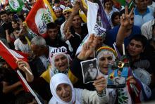Des manifestantes brandissent des photos de Selahattin Demirtas, leader du Parti démocratique des pe