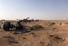 Lignée d'artillerie près de la ville syrienne de Boukamal, près de la frontière avec l'Irak, le 10 n
