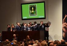 Les employés de Christie's transmettent les offres pour le "Salvator Mundi" de Leonard de Vinci qui 
