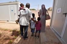 Une famille de réfugiés évacuée de Libye, installée dans les locaux du HCR à Niamey, le 17 novembre 