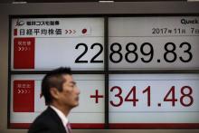 Des écrans indiquant les évolutions de la Bourse de Tokyo, le 7 novembre 2017, dans la capitale nipp