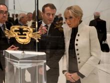 Le président français Emmanuel Macron et sa femme Brigitte à l'occasion de l'inauguration du Louvre 