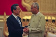 Le président birman Htin Kyaw (d) et le ministre chinois des Affaires étrangères, le 20 novembre 201