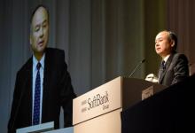 Le PDG de Softbank, Masayoshi Son, s'entretient avec des journalistes lors d'une conférence de press