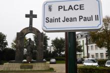 La statue en bronze de Jean-Paul II surmontée d'une croix, à Ploêrmel, dans le Morbihan le 2 novembr
