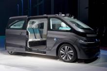 "Autonom Cab", taxi hyperconnecté et aux formes futuristes, présenté par la start-up lyonnaise Navya