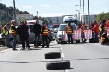 Des salariés d'Ascométal bloquent une route aux abords de Port-de-Bouc près de Marseille, le 19 mai 