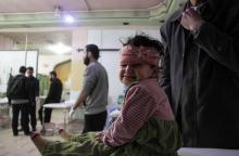 Un enfant en attente de soins après avoir été blessé dans un bombardement du régime syrien sur la vi