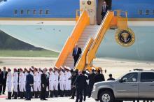 Le président américain Donald Trump à son arrivée à l'aéroport de Danang, le 10 novembre 2017 au Vie