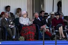 Le Prince Charles (2è g) au côté de sa mère la reine Elizabeth lors d'une manifestation publique à B