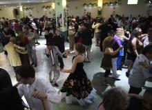 Des personnes pratiquent le "danzon" dans le quartier Santa Maria La Ribera à Mexico, le 10 septembr