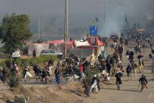 Les forces de l'ordre pakistanaises dispersent des centaines de manifestants islamistes, le 25 novem