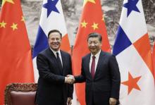 Le président du Panama, Juan Carlos Varela (G) et son homologue chinois Xi Jinping (D) à Pékin le 17