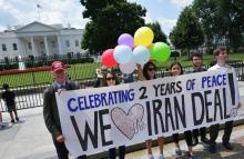 Des activistes célèbrent devant la Maison Blanche le 2ème anniversaire de l'accord sur le nucléaire 
