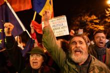 Des manifestants à Bucarest devant le siège du Parti social-démocrate au pouvoir, le 12 novembre 201