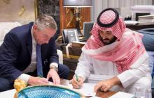 Le prince héritier d'Arabie saoudite Mohammed ben Salmane (D) le 24 octobre 2017 à Ryad, avec Klaus 