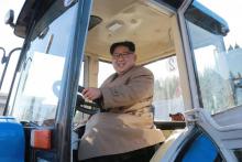 Le dictateur nord-coréen Kim Jong-Un inspecte une usine de tracteurs à Nampo sur une photo fournie p