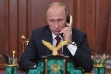 Le président russe Vladimir Poutine au téléphone avec les chefs des deux républiques rebelles d'Ukra